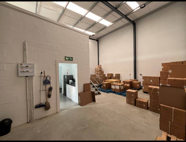 132M² WAREHOUSE TO LET IN RIVERGATE
